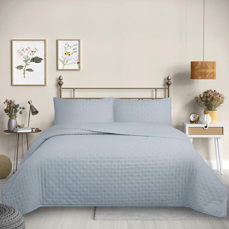 Quilt Martiné 2 plazas celeste en dormitorio