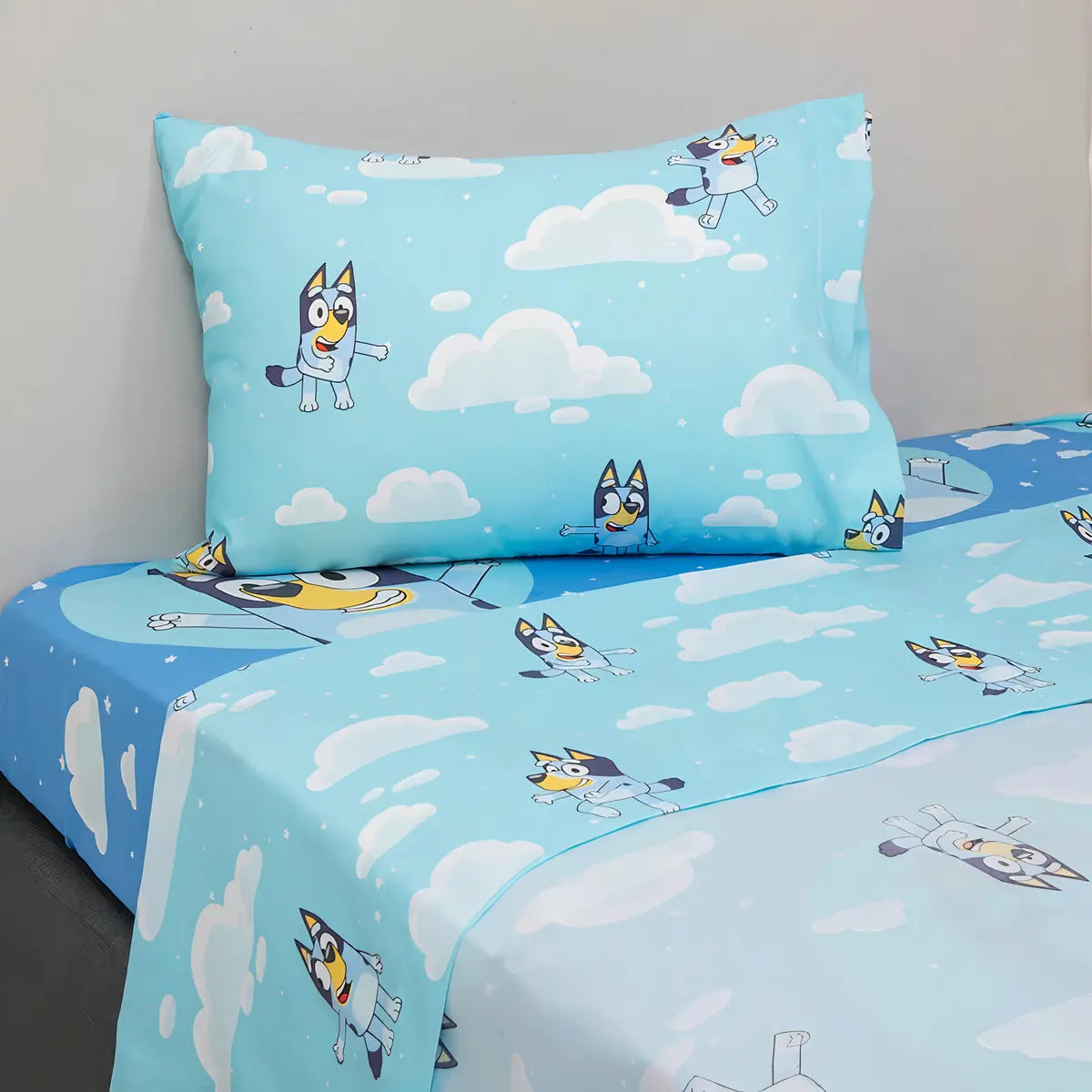 Juego de Sábanas Infantil Bluey 1.5 Plazas Celeste con Nubes   Copiar Descripción para Shopify