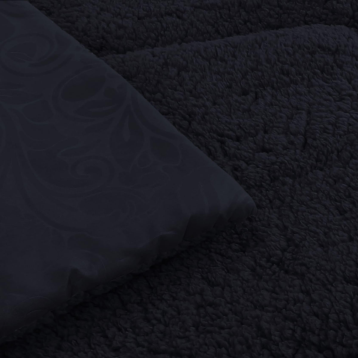 Detalle microfibra embossed y sherpa negro Martiné Sonya
