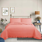 Quilt Martiné coral con volados en dormitorio