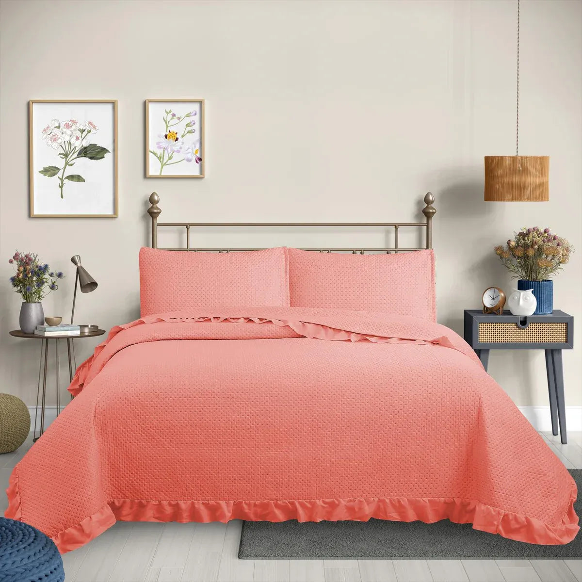 Quilt Martiné coral con volados en dormitorio