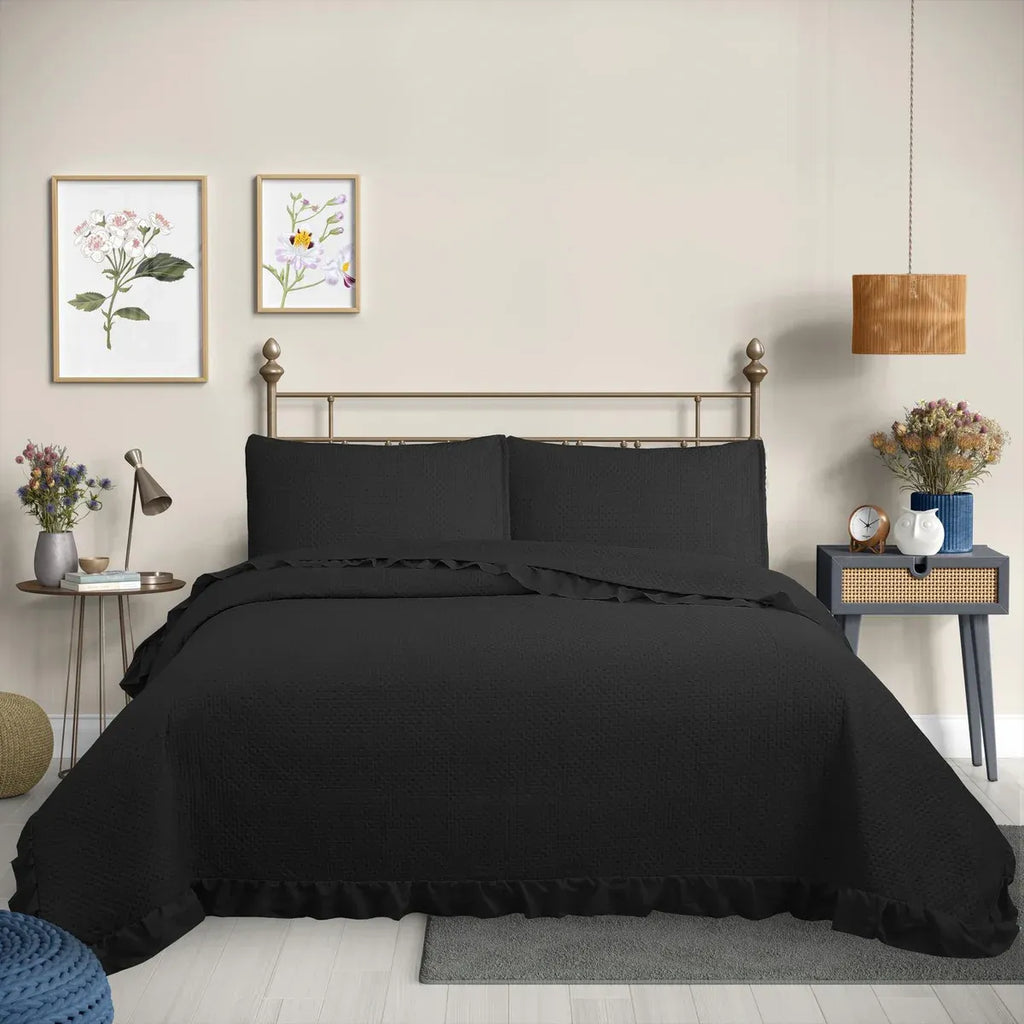 Quilt Martiné negro con volados en dormitorio