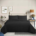 Quilt King Martíné negro con volados Magic Collection en dormitorio