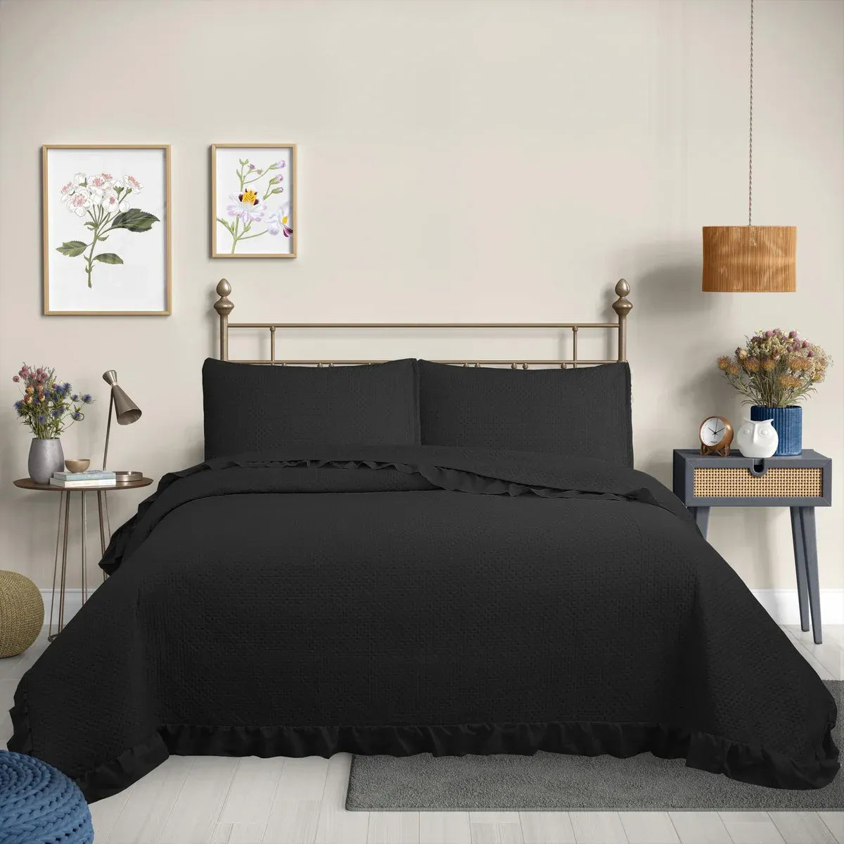 Quilt Martiné negro con volados en dormitorio