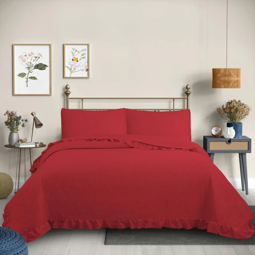 Quilt Martiné rojo con volados en dormitorio
