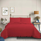 Quilt Martiné rojo con volados en dormitorio