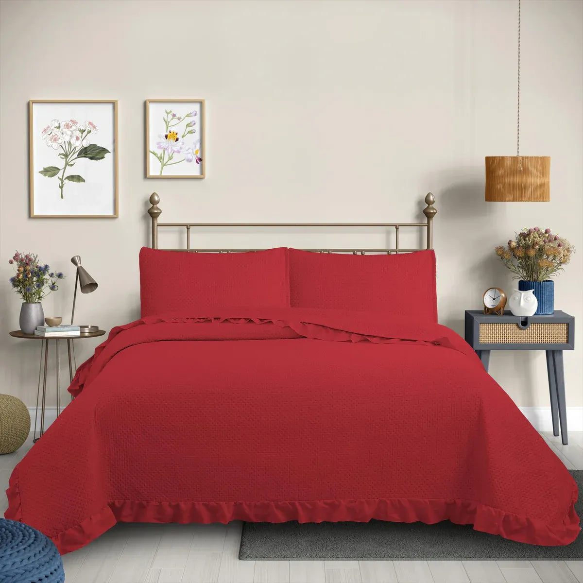 Quilt Martiné rojo con volados en dormitorio
