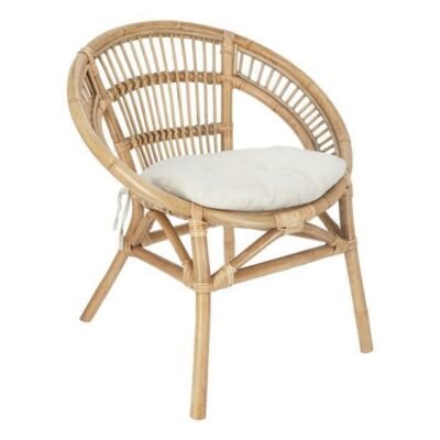 Silla de ratán con cojín de tela