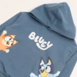 POLERON CERRADO CON GORRO NIÑO AZUL BINGO Y BLUEY® - Imagen 3